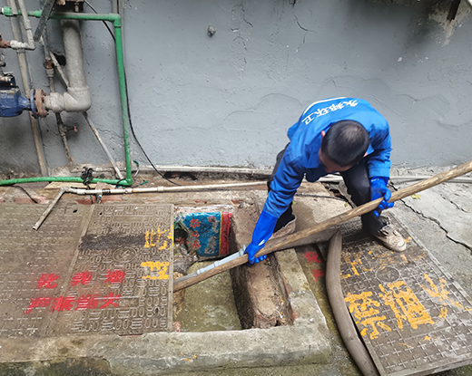 济水街道清掏化粪池